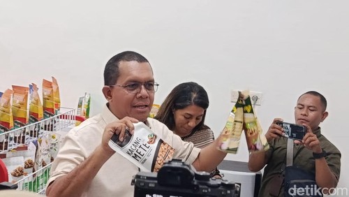 Gubernur NTT Emanuel Melkiades Laka Lena belanja produk UMKM di NTT Mart Labuan Bajo, Manggarai Barat, NTT, Minggu (21/12/2025).