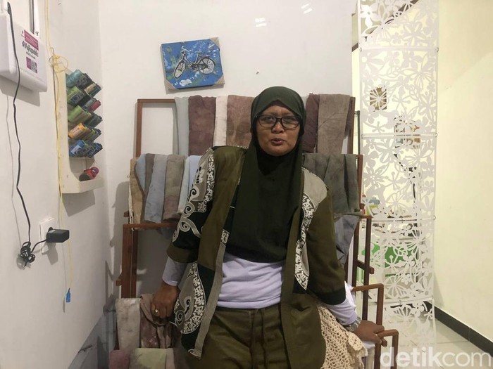 Herlina Iswahyudi merupakan warga Surabaya, Jawa Timur yang merantau bersama dua putrinya ke Palangka Raya, Kalimantan Tengah. Ia merantau usai suaminya meninggal dunia.