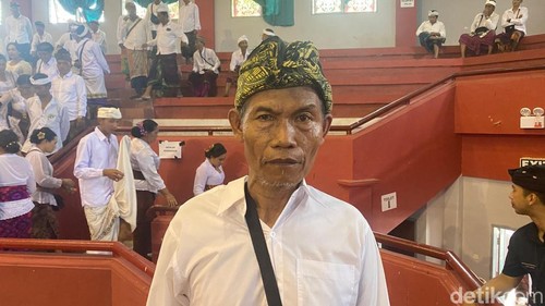 I Wayan Kari saat ditemui dalam acara pengangkatan PPPK paruh waktu di GOR Gunung Agung, Amlapura, Senin (22/12/2025). (I Wayan Selamat Juniasa)