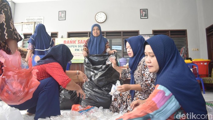 Emak-emak Ini Rayakan Hari Ibu dengan Memilah Sampah
