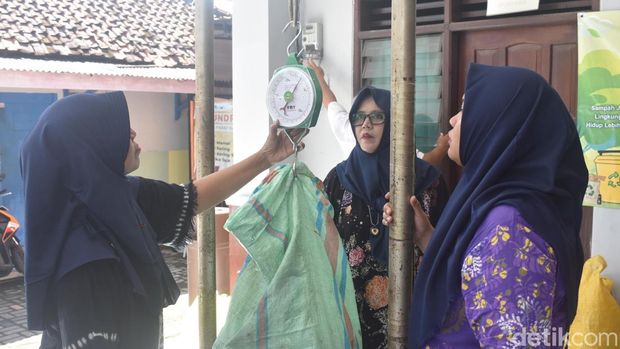 Ibu-ibu di Bank Sampah Prapen Sejahtera merayakan Hari Ibu dengan memilah dan menimbang sampah.