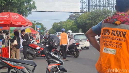 Ilustrasi - Suasana parkir di Kota Mataram, NTB, beberapa waktu lalu. (Foto: Nathea Citra/detikBali)