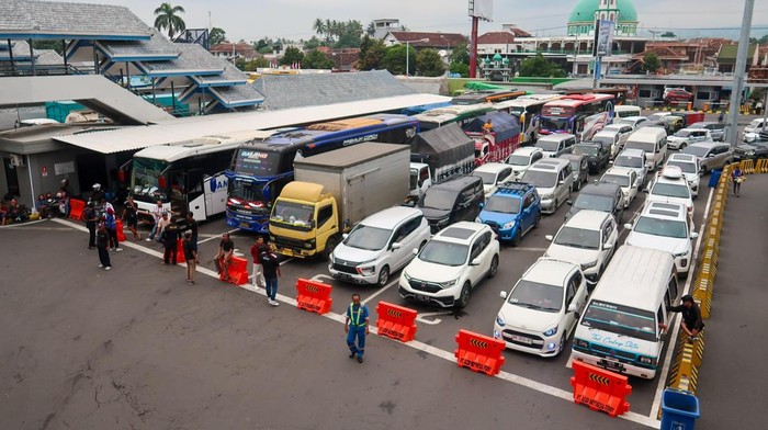Sejumlah kendaraan antre memasuki kapal penyeberangan di area parkir Pelabuhan Ketapang, Banyuwangi, Jawa Timur, Minggu (21/12/2025). Berdasarkan data Posko ASDP Ketapang-Gilimanuk pada periode H-10 hingga H-5 Natal 2025, pergerakan penumpang kapal dari Jawa menuju Bali dan sebaliknya tercatat sebanyak 350.795 orang, sementara jumlah kendaraan yang menyeberang mencapai 101.393 unit. ANTARA FOTO/ Budi Candra Setya