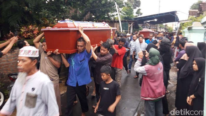 Bapak-Anak Boyolali Korban Laka Maut Bus Cahaya Trans Dimakamkan 1 Liang
