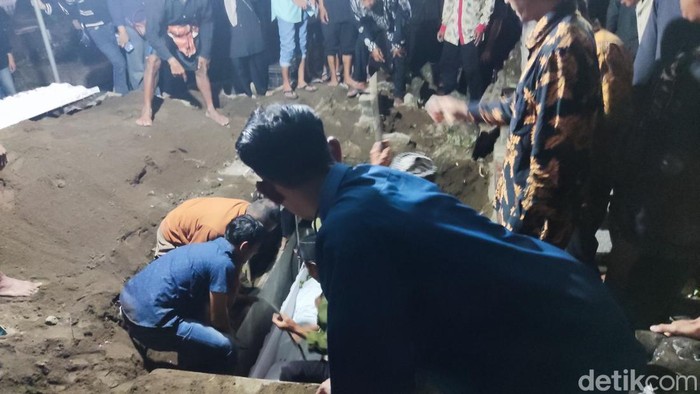 Ibu-Anak Asal Sleman Korban Laka Maut Bus Cahaya Trans Dimakamkan 1 Liang