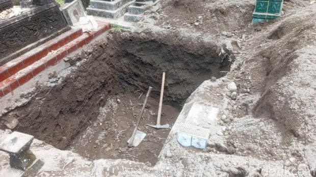 Jenazah ibu dan anak korban kecelakaan maut bus Cahaya Trans di Semarang dimakamkan dalam satu liang di Cangkringan, Sleman, Senin (22/12/2015).