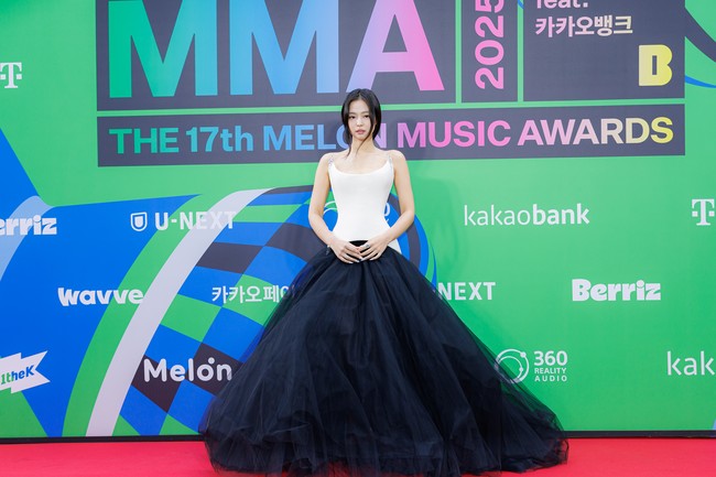 Pelantun Mantra itu memilih riasan minimalis dan perhiasan sederhana, membuat gaunnya menjadi sorotan utama. Ia menambahkan satu cincin bermata zamrud, serta menata rambut dengan gaya ponytail berhias liontin bunga. Foto: Instagram