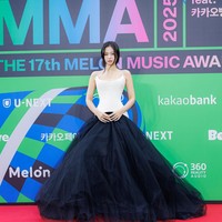 Pelantun Mantra itu memilih riasan minimalis dan perhiasan sederhana, membuat gaunnya menjadi sorotan utama. Ia menambahkan satu cincin bermata zamrud, serta menata rambut dengan gaya ponytail berhias liontin bunga. Foto: Instagram