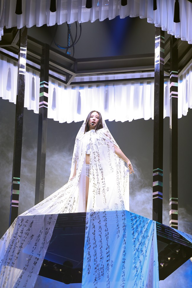 Penggemar mencatat Jennie BLACKPINK empat kali berganti kostum sepanjang Melon Music Awards 2025 berlangsung. Ia membawakan tiga lagu hits dari album Ruby, yakni Seoul City, ZEN, dan Like JENNIE dengan konsep panggung artistik dan didukung banyak backup dancer. Foto: Instagram