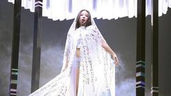 Video: Kala Jennie BLACKPINK Bawa Estetika Korea di Panggung MMA 2025