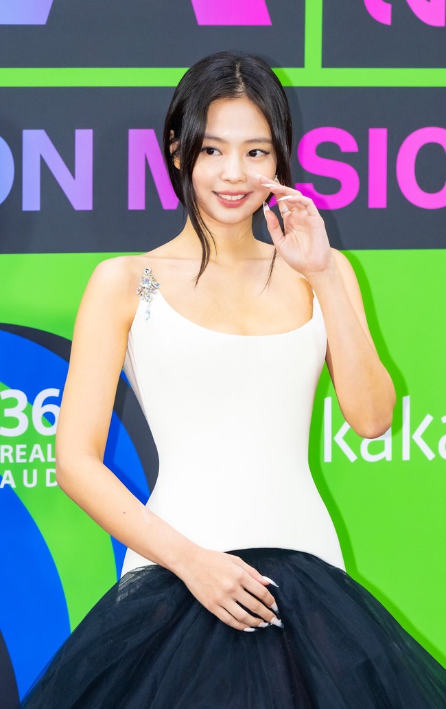 Jennie BLACKPINK kembali tampil di acara penghargaan musik Korea setelah tujuh tahun. Kehadirannya di Melon Music Awards yang digelar di Gocheok Sky Dome Seoul pada Sabtu (20/12/2025), langsung menyita perhatian publik. Foto: Instagram
