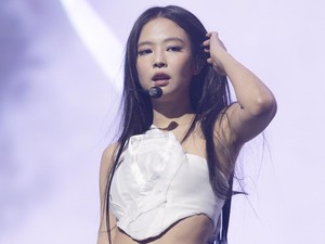 Gestur Manis Jennie BLACKPINK Bikin Kagum, Hadiahi Dancer 50 Kacamata Ray-Ban