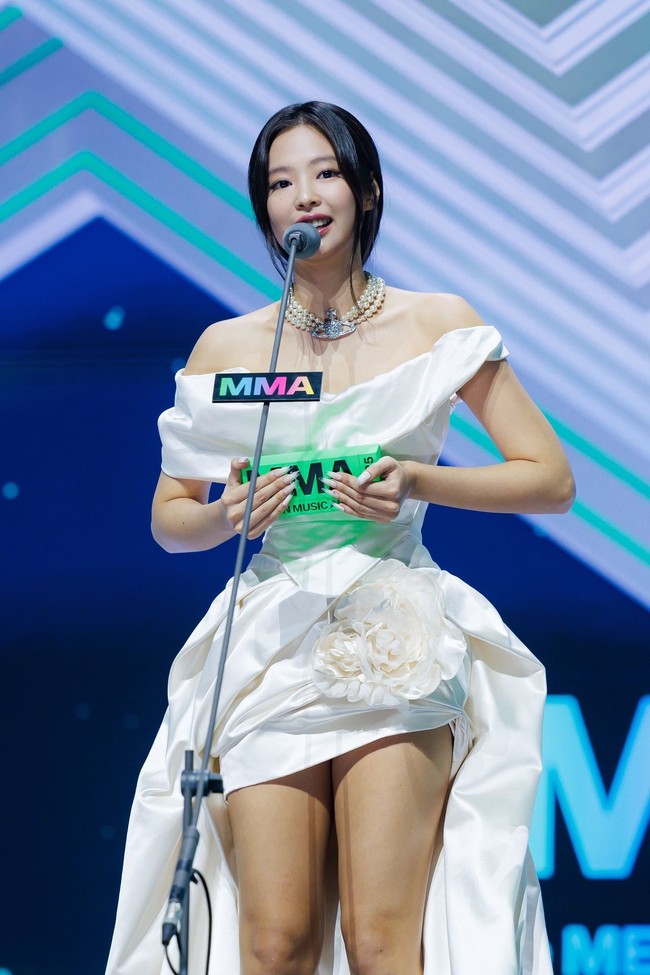 Sejumlah penggemar heboh menyorot momen Jennie BLACKPINK berjalan di red carpet tepat sebelum EXO. Spekulasi pun muncul karena Kai EXO merupakan mantan kekasihnya, penggemar membayangkan keduanya bertemu. Foto: Instagram