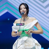 Sejumlah penggemar heboh menyorot momen Jennie BLACKPINK berjalan di red carpet tepat sebelum EXO. Spekulasi pun muncul karena Kai EXO merupakan mantan kekasihnya, penggemar membayangkan keduanya bertemu. Foto: Instagram