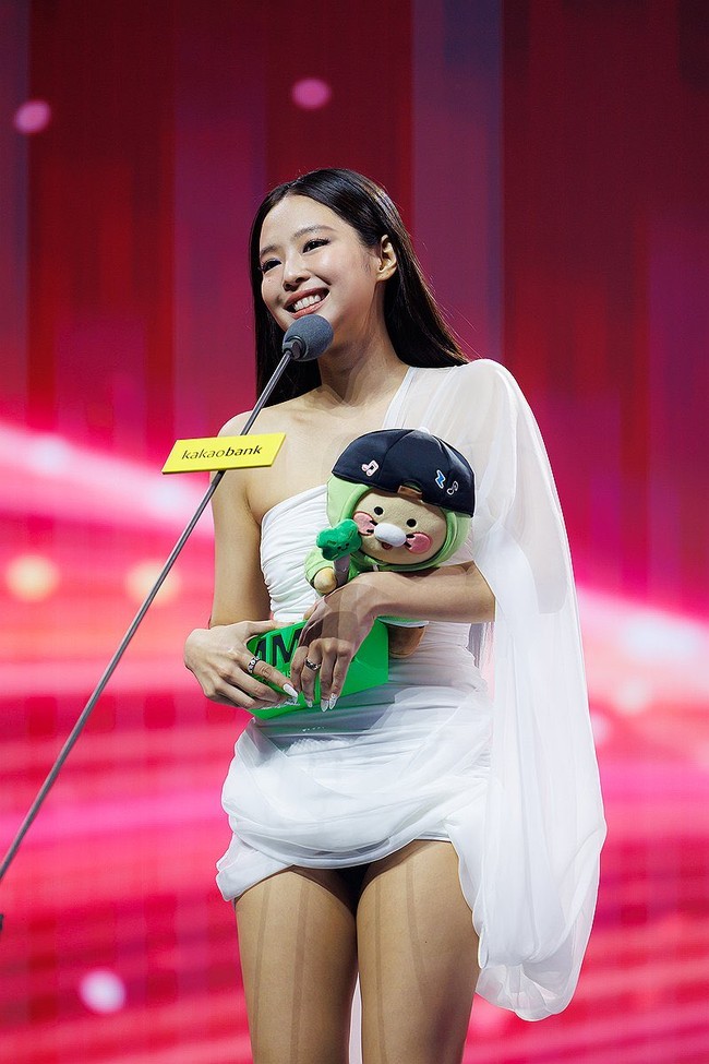 Pada malam penghargaan tersebut, Jennie BLACKPINK berhasil memborong tiga piala bergengsi. Ia memenangkan Daesang Record of the Year untuk album Ruby, sekaligus menorehkan sejarah sebagai solois pertama yang meraih penghargaan itu dalam sejarah Melon Music Awards. Foto: Instagram