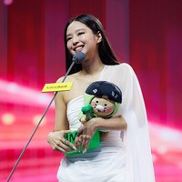 7 Gaya Jennie BLACKPINK Berganti 4 Kostum di MMA 2025, Bawa Pulang Daesang