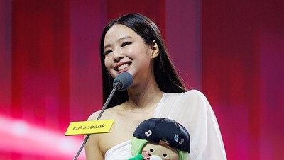 7 Gaya Jennie BLACKPINK Berganti 4 Kostum di MMA 2025, Bawa Pulang Daesang