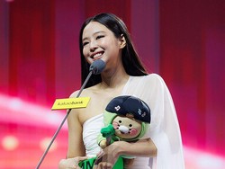 7 Gaya Jennie BLACKPINK Berganti 4 Kostum di MMA 2025, Bawa Pulang Daesang