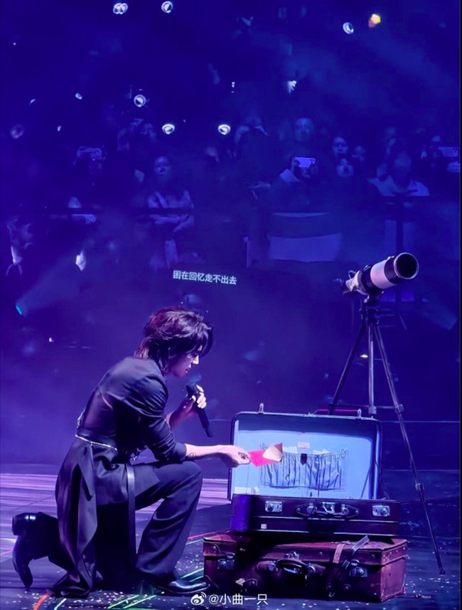 Bukan hanya membangkitkan kenangan, sejumlah fans juga terharu dengan penampilan F4. Salah satunya adalah ketika Jerry Yan membawa kalung yang diberikan Dao Ming Si kepada Shancai di MeteorGarden lalu menggantungkannya di teleskop.Foto: Weibo