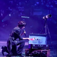 Bukan hanya membangkitkan kenangan, sejumlah fans juga terharu dengan penampilan F4. Salah satunya adalah ketika Jerry Yan membawa kalung yang diberikan Dao Ming Si kepada Shancai di MeteorGarden lalu menggantungkannya di teleskop.Foto: Weibo