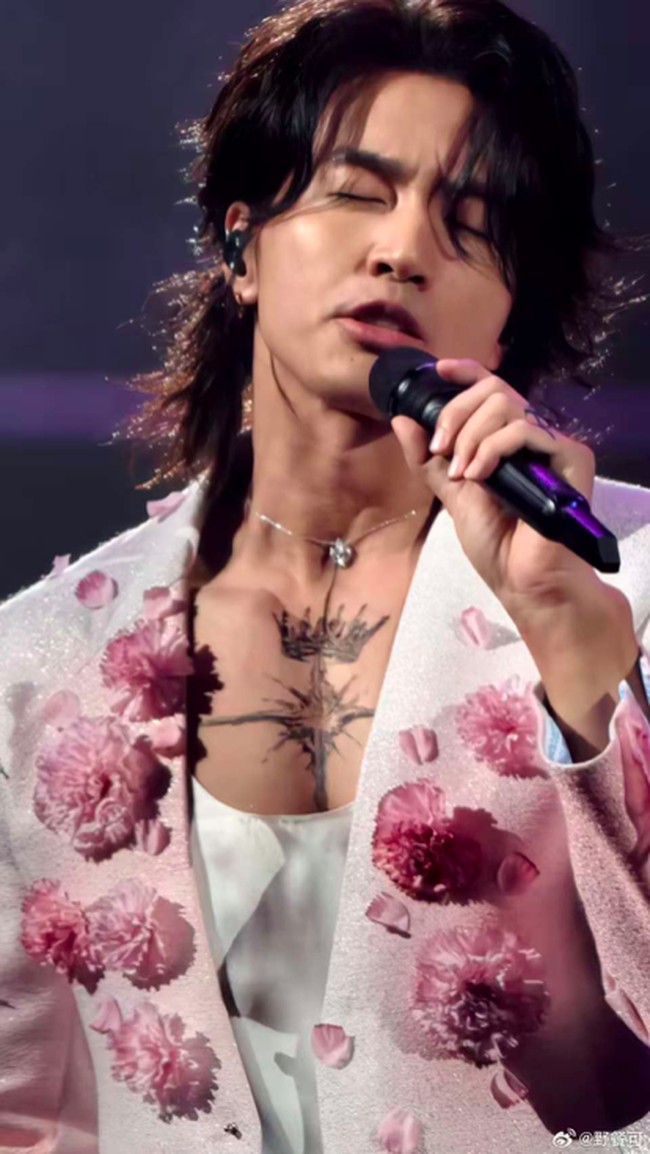 Jerry Yan kembali menuai sorotan karena pesonanya. Netizen mengaku tidak terkejut bahwa F4 tidak lengkap melainkan fakta bahwa Jerry Yan tetap awet muda dan memiliki kilau yang sama di matanya bahkan sejak 24 tahun lalu.Foto: Weibo