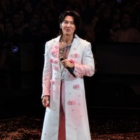 Mengenakan busana dengan potongan dada rendah, bentuk tubuh Jerry Yan yang atletis juga bikin penggemar salah fokus. Foto: Weibo