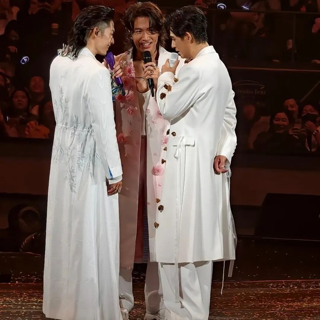 Selama konser, Jerry Yan terlihat menikmati waktunya bersama Vanness, Vic, dan Ashin.Foto: Weibo