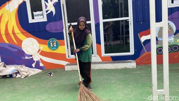 Jihan Nabila, salah satu perempuan petugas kebersihan di Kota Surabaya.