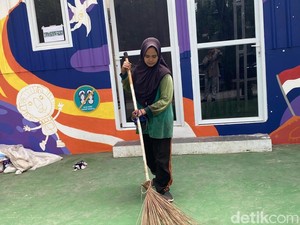 Kisah Jihan Nabila, Ibu 2 Anak Petugas Kebersihan Kota Surabaya