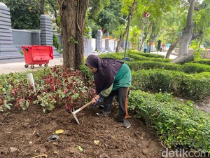 Sarjana Dua Anak Ini Tak Gengsi Jadi Petugas Kebersihan di Surabaya