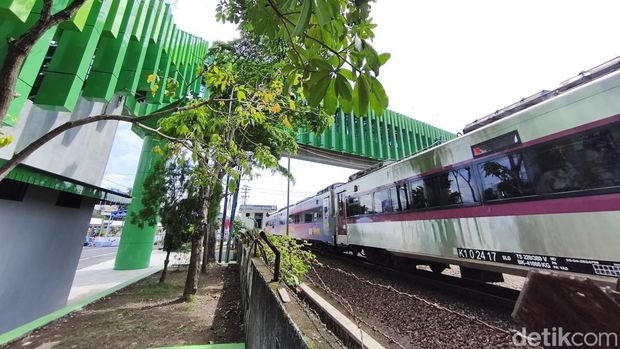 Warga melintasi JPO Jogoyudan, Wates, Kulon Progo, yang sudah resmi dibuka pada Senin (22/12/2025).