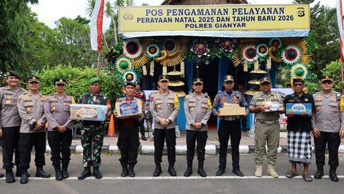 Kapolda Bali Irjen Daniel Adityajaya didampingi Kapolres Gianyar AKBP Chandra C Kesuma saat meninjau kesiapan pengamanan Nataru di Gianyar, Senin (22/12/2025). (Foto: Dok. Polres Gianyar)