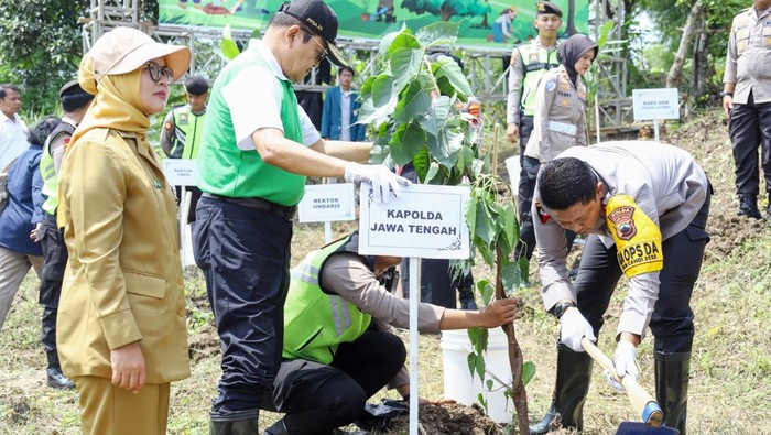 Lestarikan Alam, Polda Jateng Tanam 11 Ribu Bibit Pohon di Hutan Undip