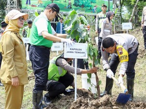 Kapolda Jateng Terima Anugerah Satyalancana Wira Karya dari Prabowo