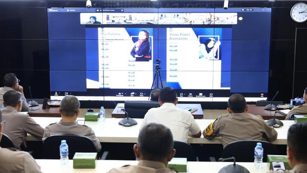 Kapolda Riau Irjen Herry Heryawan memberikan arahan kepada personel untuk meningkatkan pelayanan 110, Senin (22/12/2025).