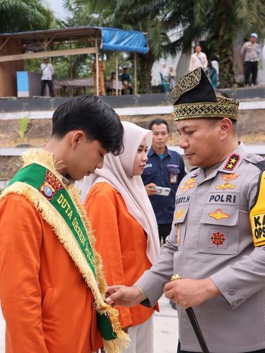 Kapolda Riau Irjen Pol Herry Heryawan meresmikan 'Bank Pohon' di Kampus ITR, Senin (22/12/2025).