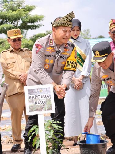 Kapolda Riau Irjen Pol Herry Heryawan meresmikan 'Bank Pohon' di Kampus ITR, Senin (22/12/2025).