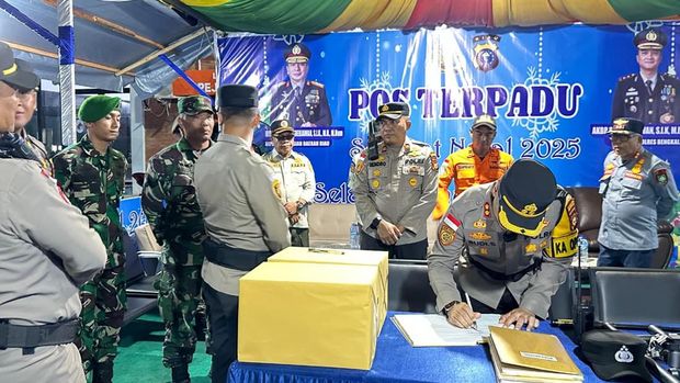 Kapolres Bengkalis AKBP Budi Setiawan mengecek kesiapan Pos Terpadu di Pelabuhan Roro, Minggu (21/12/2025) malam.