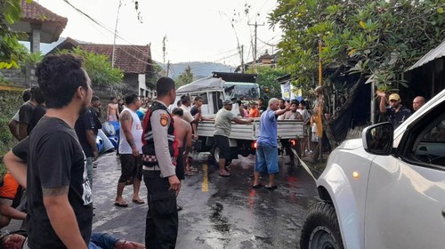 Polisi mengevakuasi sopir pikap setelah terlibat kecelakaan di jalur Amlapura-Singaraja, Senin (22/12/2025). (dok. Satlantas Polres Karangasem)