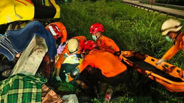 Basarnas mengevakuasi korban kecelakaan bus di Tol Krapyak, Semarang, Senin (22/12/2025).