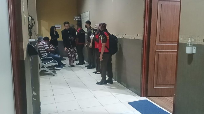 Dugaan Korupsi DAU dan DAK, Kejari Sampang Geledah Rumah Eks Wabup