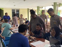 Pecah Tangis Keluarga Korban Laka Bus di Tol Semarang Saat Datangi Posko