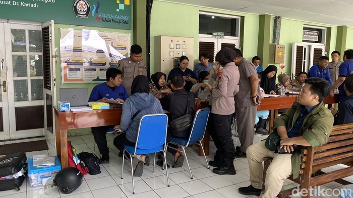 Tangis Keluarga Cari 5 Korban Kecelakaan Bus Maut di Exit Tol Semarang