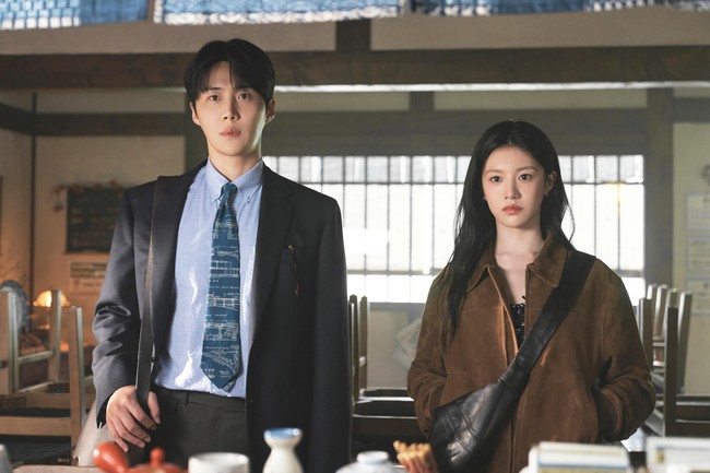 Foto yang dirilis Netflix menampilkan Kim Seon Ho dan Go Yoon Jung berdiri berdampingan menatap seseorang di restoran. Meningkatkan rasa penasaran penggemar bagaimana perkembangan hubungan profesional mereka. Foto: dok. Netflix