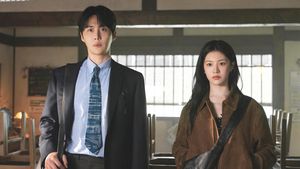 8 Potret Kim Seon Ho-Go Yoon Jung, Cinlok di Can This Love Be Translated