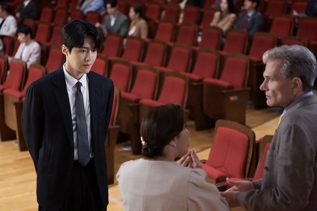 Dalam drama Korea Can This Love Be Translated, Kim Seon Ho tampil karismatik sebagai Joo Ho Jin, seorang interpreter yang fasih berbahasa Inggris, Jepang, dan Italia. Foto: dok. Netflix
