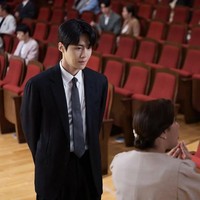 Dalam drama Korea Can This Love Be Translated, Kim Seon Ho tampil karismatik sebagai Joo Ho Jin, seorang interpreter yang fasih berbahasa Inggris, Jepang, dan Italia. Foto: dok. Netflix