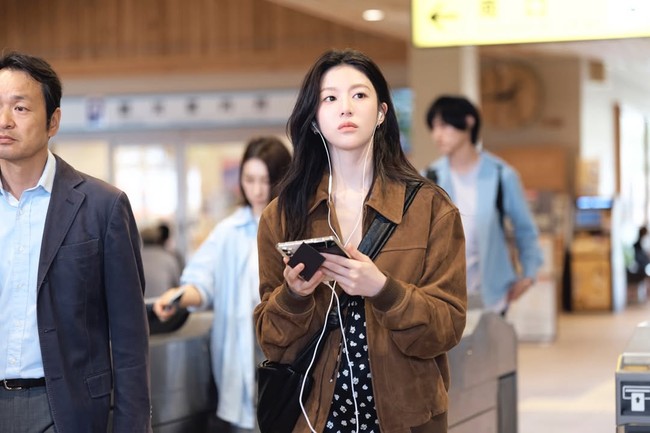 Di luar kisah cintanya, drama Korea Can This Love Be Translated memanjakan mata penonton dengan adegan yang menyorot keindahan Italia, Kanada, dan Jepang. Foto: dok. Netflix