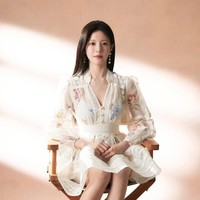 Go Yoon Jung memerankan Cha Mu Hee, selebriti kelas dunia yang meraih popularitas dalam semalam. Meski tersenyum ke kamera, ia masih terlihat gugup dan canggung. Foto: dok. Netflix