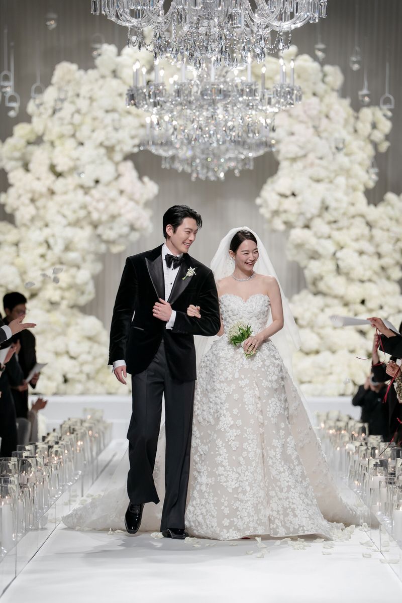 Momen Kim Woo Bin dan Shin Min Ah bersanding di pelaminan.